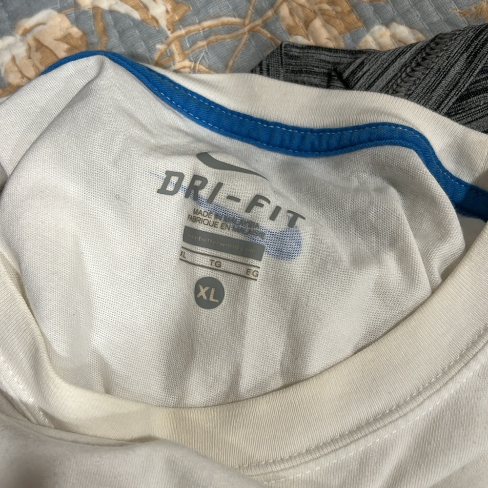 Nike Twp Pair of Shirts XXL grey and XL white - Picture 3 of 5